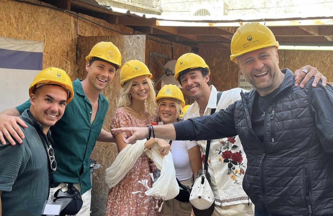 cityofdavid's tweet photo. Thank you @RobertStearns, @AllieSchnackyy, @soulshopstudios, @austinarmstro, @kristiinmarino, and @NoahSchnacky for visiting!! 

This fantastic group took a tour of The Pilgrimage Road, leading down to the Pool Of Siloam! https://t.co/1NSO72zRwq