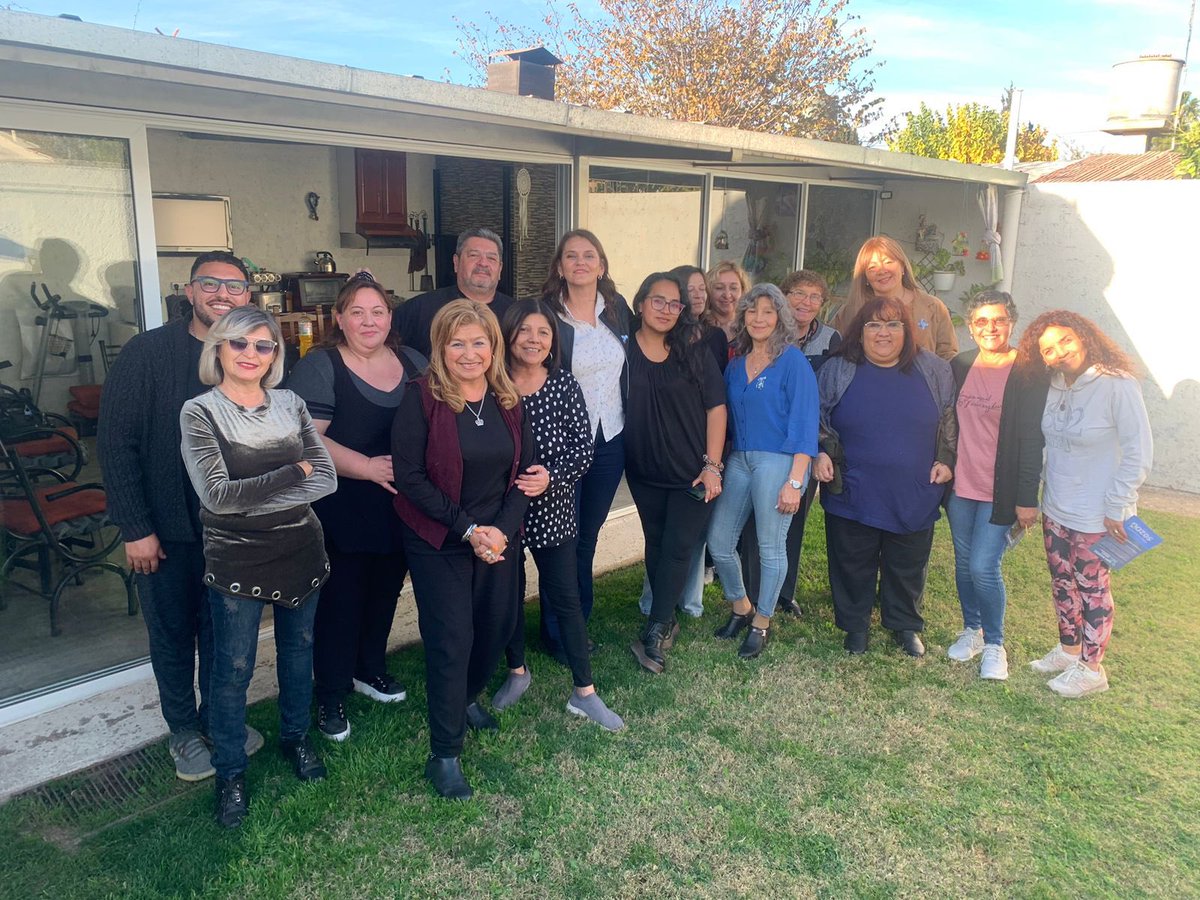 Lilipaponet's tweet photo. 📍Recorrida por San Martín

Nos reunimos con nuestra pre candidata a concejala del departamento Graciela Rovira y docentes, para conversar sobre las problemáticas educativas que atañan al departamento. https://t.co/jnVru9XsOa
