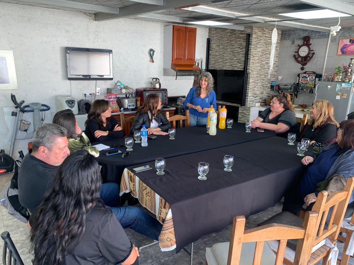 Lilipaponet's tweet photo. 📍Recorrida por San Martín

Nos reunimos con nuestra pre candidata a concejala del departamento Graciela Rovira y docentes, para conversar sobre las problemáticas educativas que atañan al departamento. https://t.co/jnVru9XsOa