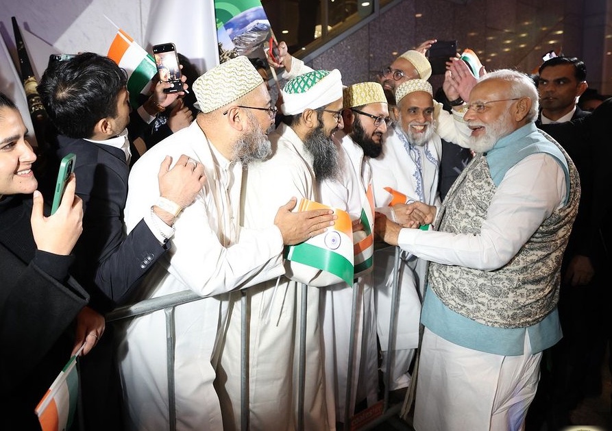 The Dawoodi Bohras of Australia & New Zealand (@bohras_ausnz) on Twitter photo The <a href="/Dawoodi_Bohras/">The Dawoodi Bohras</a> were honored to greet Prime Minster of India Narendra Modi as he arrived in Sydney for an official visit to #Australia. #PMModiInSydney The <a href="/Dawoodi_Bohras/">The Dawoodi Bohras</a> were honored to greet Prime Minster of India Narendra Modi as he arrived in Sydney for an official visit to #Australia. #PMModiInSydney