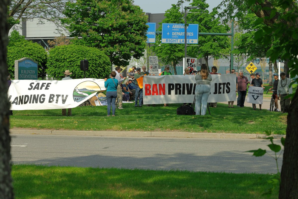 More than 30 activists showed up at the Burlington Airport today to demand an immediate ban on private jets! This action was in solidarity with our allies @StayGroundedNet, @ExtinctionR, @ScientistRebel1, and @Greenpeace, who protested at #EBACE2023 in Geneva. #banprivatejets

1/