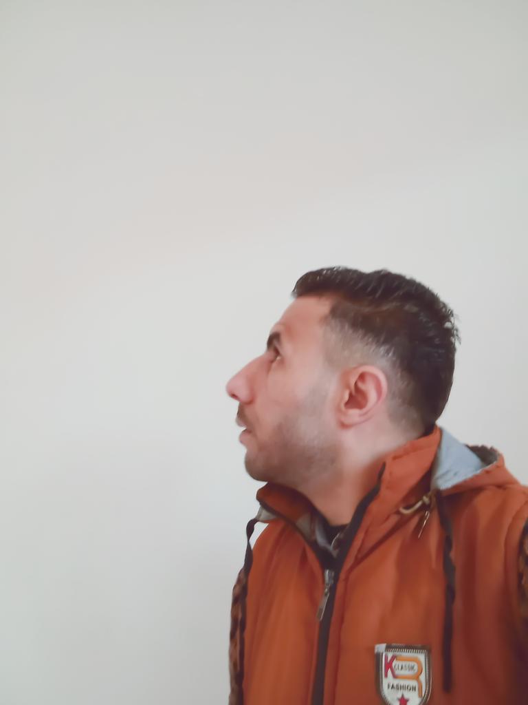 اذا اشتقت لشخص و ارسلت له رسالة ولم يرد عليك ارفع راسك عاليا في السماء وابصق ثم دعها تسقط على وجهك  فانت تستحق ذلك !! ✋