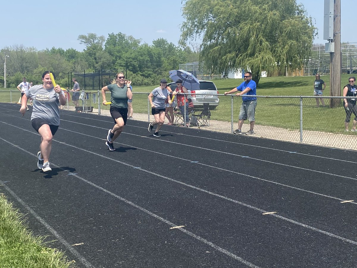 ndwilson1286's tweet photo. Our @BF_Intermediate field day would not have been complete without the staff 4x100 event. Mr. Kramer even ran in his bowtie Tuesday apparel! Thank you to @SimpsonBFISPE for organizing such a fun day! #BFISpride https://t.co/IL375Xffy6