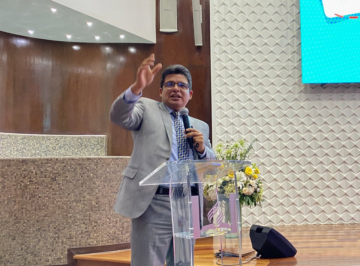 AdventistasUPN's tweet photo. Pr. Daniel Montalvan, presidente de la Unión Peruana del Norte🇵🇪, hizo un llamado a los líderes a no dejar de mirar las grandes ciudades para alcanzar a miles de personas. “Sigamos la visión de Pablo al decir: Todo lo he llenado con el evangelio de Jesucristo”, reforzó. #RID ✨ https://t.co/oK0IcDM0j6