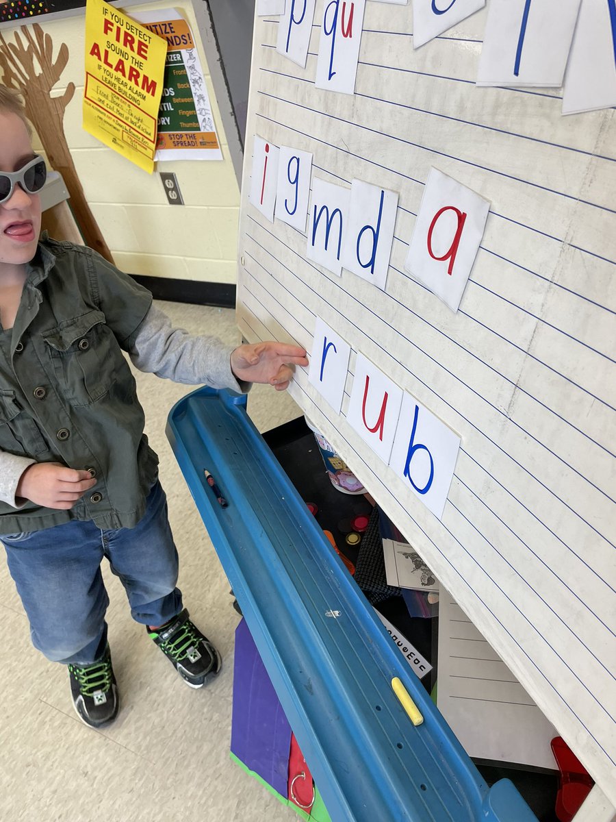 kindyteacher22's tweet photo. Today I pulled out my old letter tower for 4 Blocks โMaking Wordsโ to do word chains. The students did a wonderful job! #Structuredliteracy
#SOR #Scienceofreading #wordchains https://t.co/zd6UqwQCu0