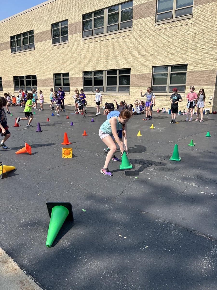 Field Day Fun! 🏃🏈🥳 #rcs118life <a href="/RobertCS118/">Robert Crown School</a> #d118life <a href="/RCS_PE/">Robert Crown School PE</a>