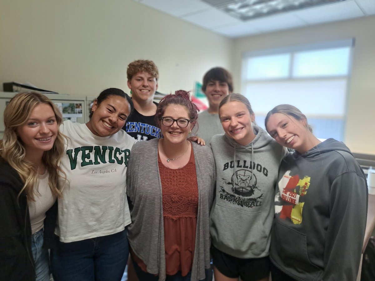 JerraKlassen's tweet photo. It's been a wonderful last day with my Bulldog students. Thank you for letting me be your counselor and for being amazing kids! Love you all, have a great summer, make smart choices. https://t.co/uoLGLaaad5