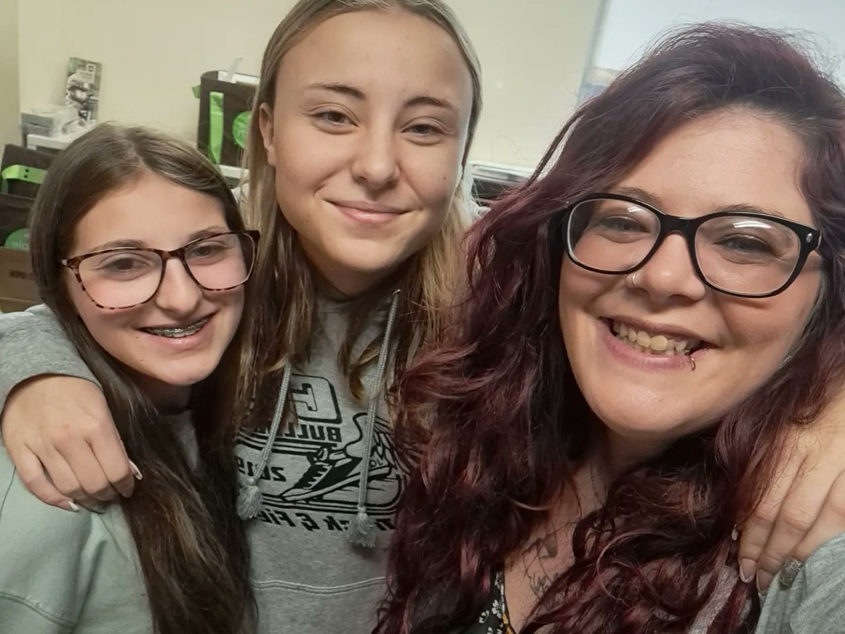 JerraKlassen's tweet photo. It's been a wonderful last day with my Bulldog students. Thank you for letting me be your counselor and for being amazing kids! Love you all, have a great summer, make smart choices. https://t.co/uoLGLaaad5