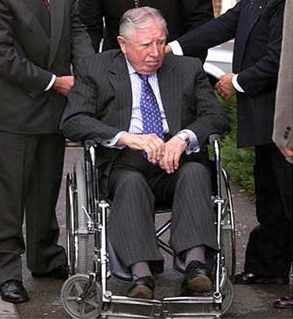 UnCaricaturista's tweet photo. Que en el Centro Democrático vayan buscando una silla de ruedas... https://t.co/F9ggQ7hsCP