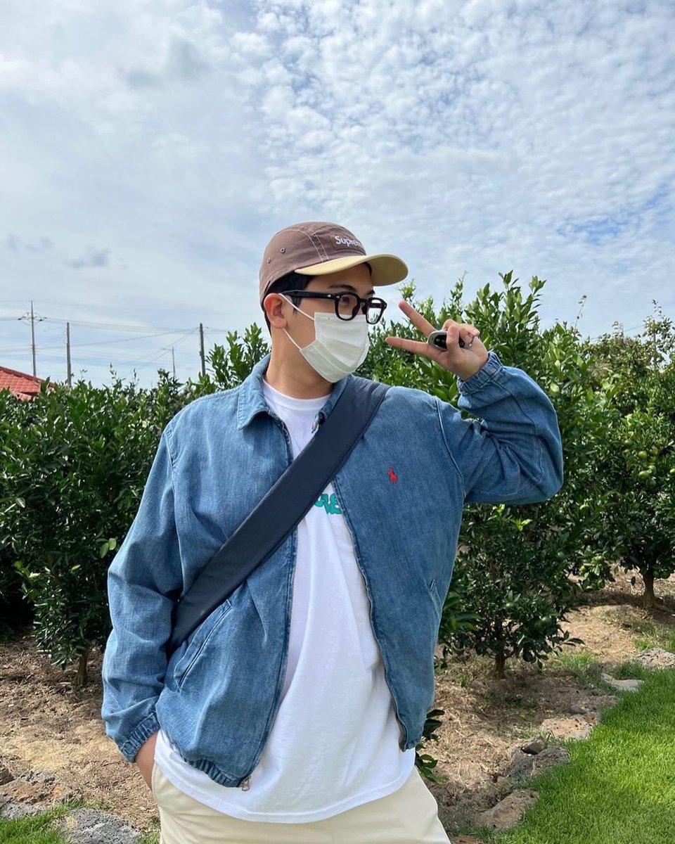 actorhyungsik's tweet photo. The soft whispers of the breeze and the gentle caress of sunlight create a serene ambiance, inviting me to unwind and embrace the present moment. Here, amidst vibrant blooms and lush greenery, I find a sense of harmony. It's in these simple moments,I rediscover the joy of being. https://t.co/HZSoO6gd1a
