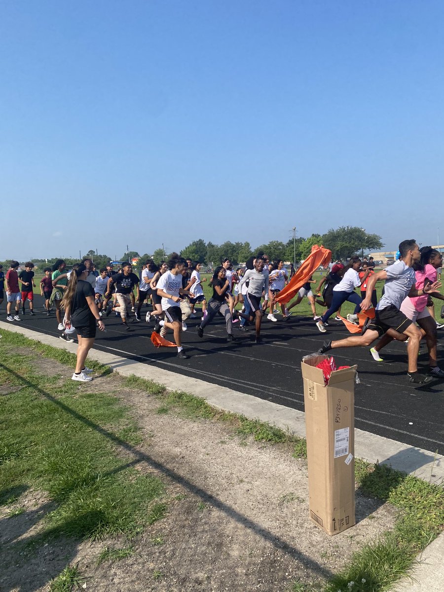 Shout out to ⁦<a href="/CITGOiaOLLE/">CITGO Innovation Academy at Olle Middle School</a>⁩ for having an awesome color run as an option for field day! This is the “before”; the “afters” were quite a site! Great job Friar!