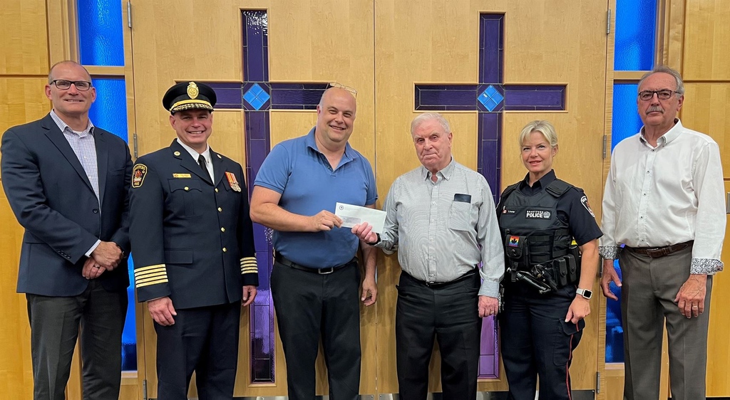 Chair @rick_petrella presents $5000 to Children's Safety Village Brant. So wonderful to work with our community partners, including @BrantfordFire and @BrantfordPolice. These long-standing relationships and presence in our schools support all students! www1.bhncdsb.ca/bhncdsb-donate…