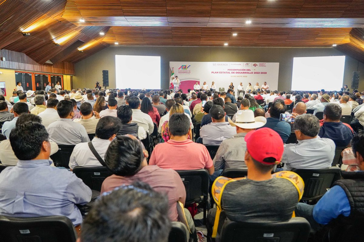 El día de hoy se realizó la presentación del Plan Estatal de Desarrollo 2022-2028, encabezado por el Gobernador Salomón Jara Cruz, en compañía de Flavio Sosa Villavicencio (Representante de la Jefatura de Gabinete), secretarios y funcionarios.