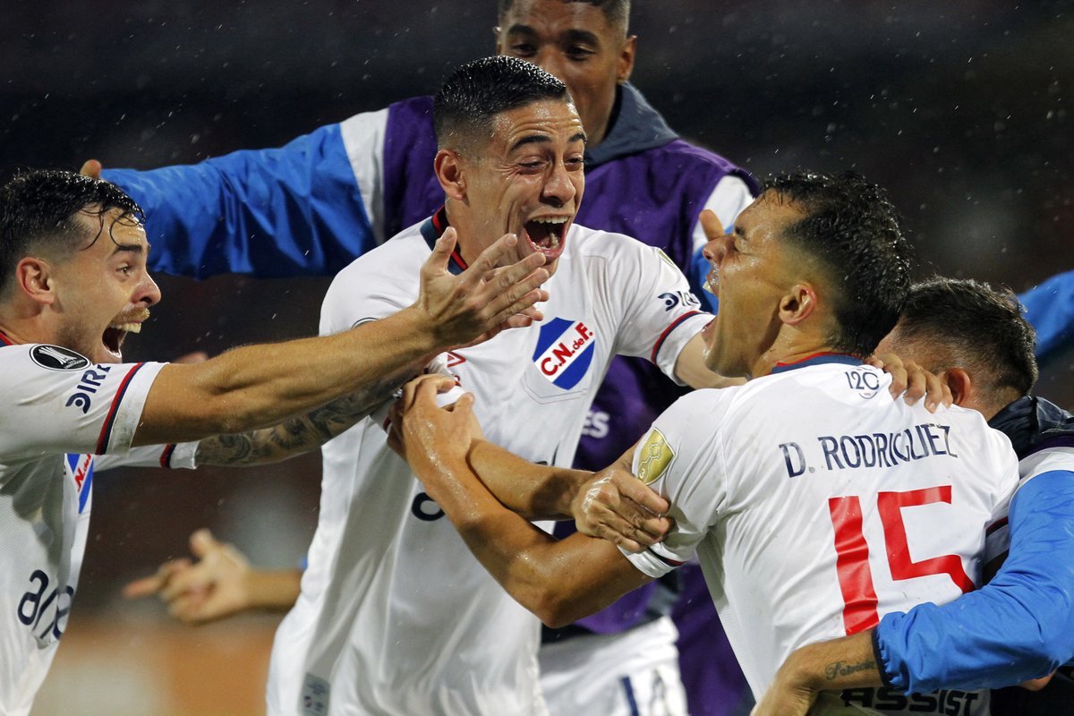 Libertadores's tweet photo. 🔵⚪🔴 ¡Abrazo de gol de @Nacional! 🇺🇾⚽️

🏆 CONMEBOL #Libertadores 

#GloriaEterna https://t.co/sr1XLS6D6O