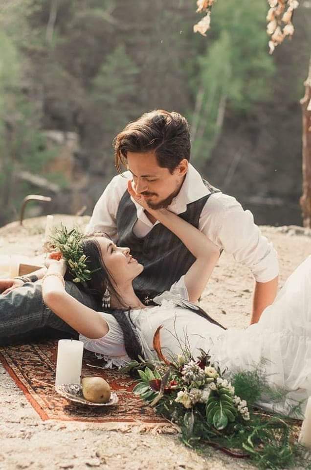 <a href="/tarnd12/">عٍطُوُرٍ الُِاقٌلُِام</a> أحبك أنطقها بكل
مشاعري عندما اشعر
بطيفك حولي وتهفو
النسمات برائحة عطرك
وأنفاسك  اقول يالي
 ي ل #قلبي_المعثر
بهواك  الذي تعلق بك
أشتاق إليك ولا أجدك
بقربي هم خمس حروف
اعترف أنني أعشقك
ليتك تعلم ولكنهم يعنوا
لي الدنيا بأكملها✒
#تراتيل_شغف
#عطور_الأقلام