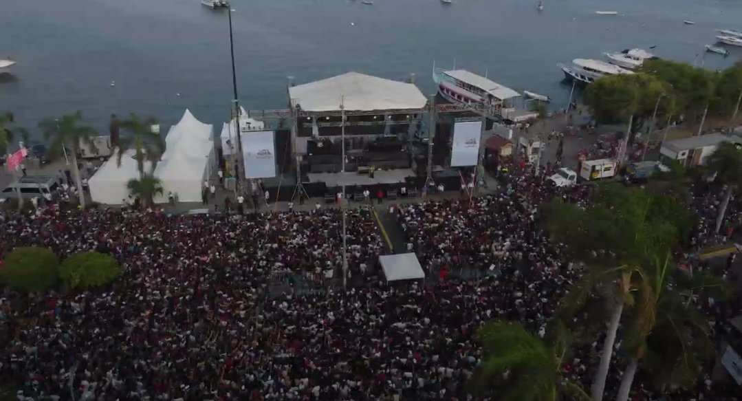 malascartass's tweet photo. tecate emblema// zócalo acapulco https://t.co/onasgSj625