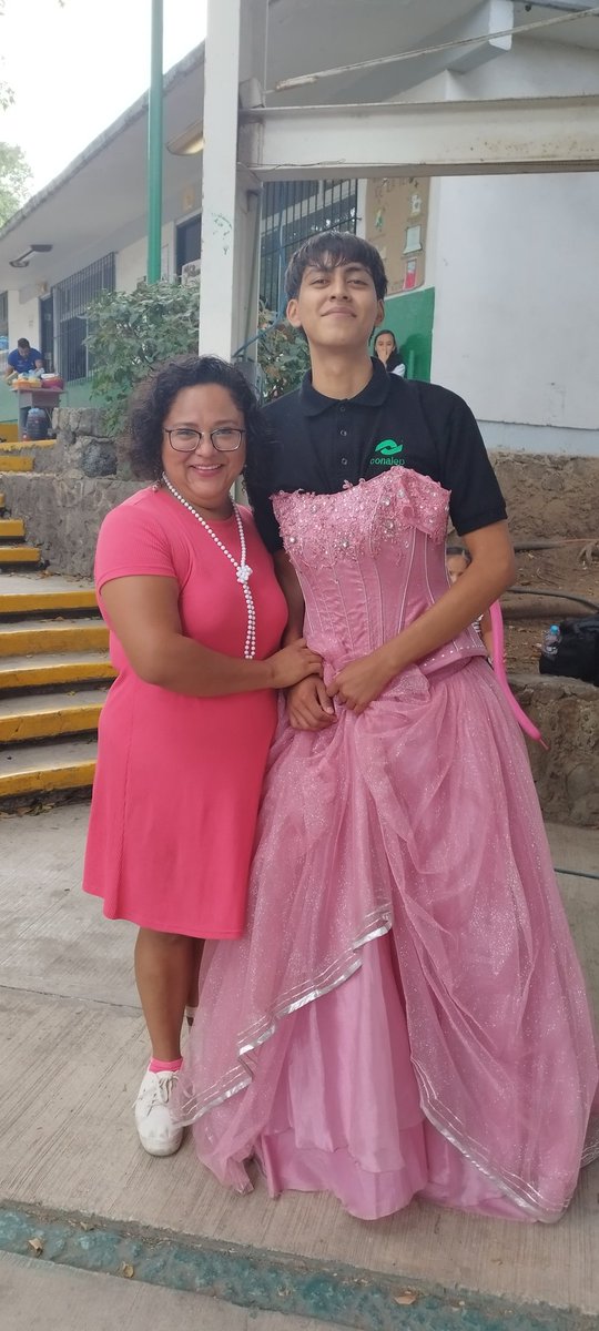 eng12lili's tweet photo. @La99fm @YODEBUENAS Así se celebra día del estudiante en CONALEP Cuernavaca 
#TravesurasdiadeEstudiante https://t.co/pBo3w6QCRN
