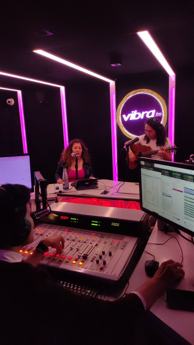 henryrage's tweet photo. Ahora con @Elsa_Riveros en @vibra_co con @LeonardoUrregoM 😁😁😁🎤🎶🥳🥳 https://t.co/hSbQEi5NyV