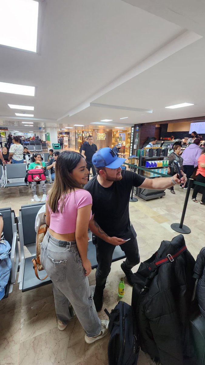 KevinOrtizNet's tweet photo. Gracias a todas esas lindas personas que me brindan su amor donde me ven 🔥👀🙏🏻 espero poder seguir trabajando para alegrarlos con mi música #kzitro2023 https://t.co/bGI0mdAgsE