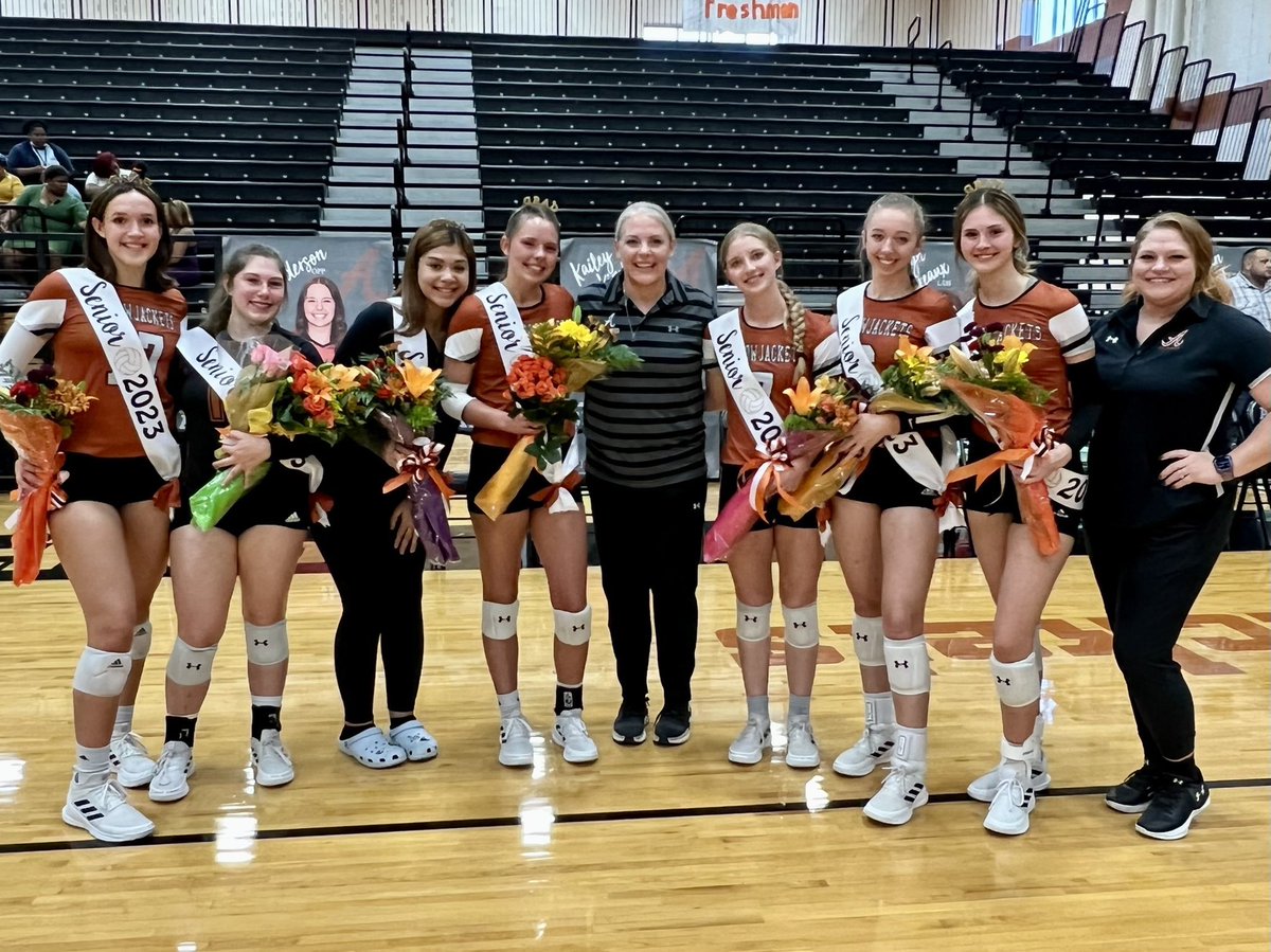 KylieKunefke's tweet photo. Wanted to take a moment to congratulate the seniors of ‘23 @AlvinJacketVB 🧡🏐 Incredibly honored to have coached these amazing young ladies &amp; proud of each one of them! Wish them nothing but the very best! @AlvinAthletics https://t.co/aQmEtuFn1f