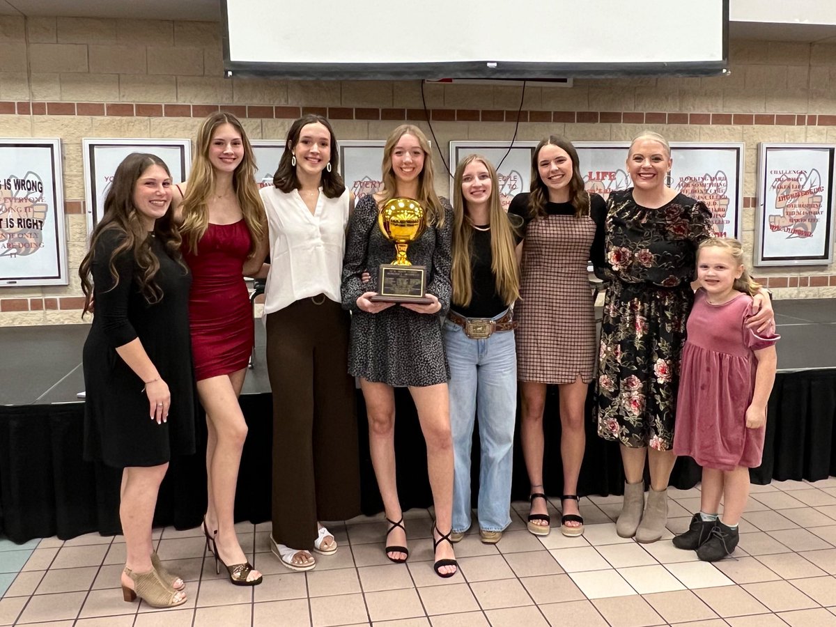 KylieKunefke's tweet photo. Wanted to take a moment to congratulate the seniors of ‘23 @AlvinJacketVB 🧡🏐 Incredibly honored to have coached these amazing young ladies &amp; proud of each one of them! Wish them nothing but the very best! @AlvinAthletics https://t.co/aQmEtuFn1f