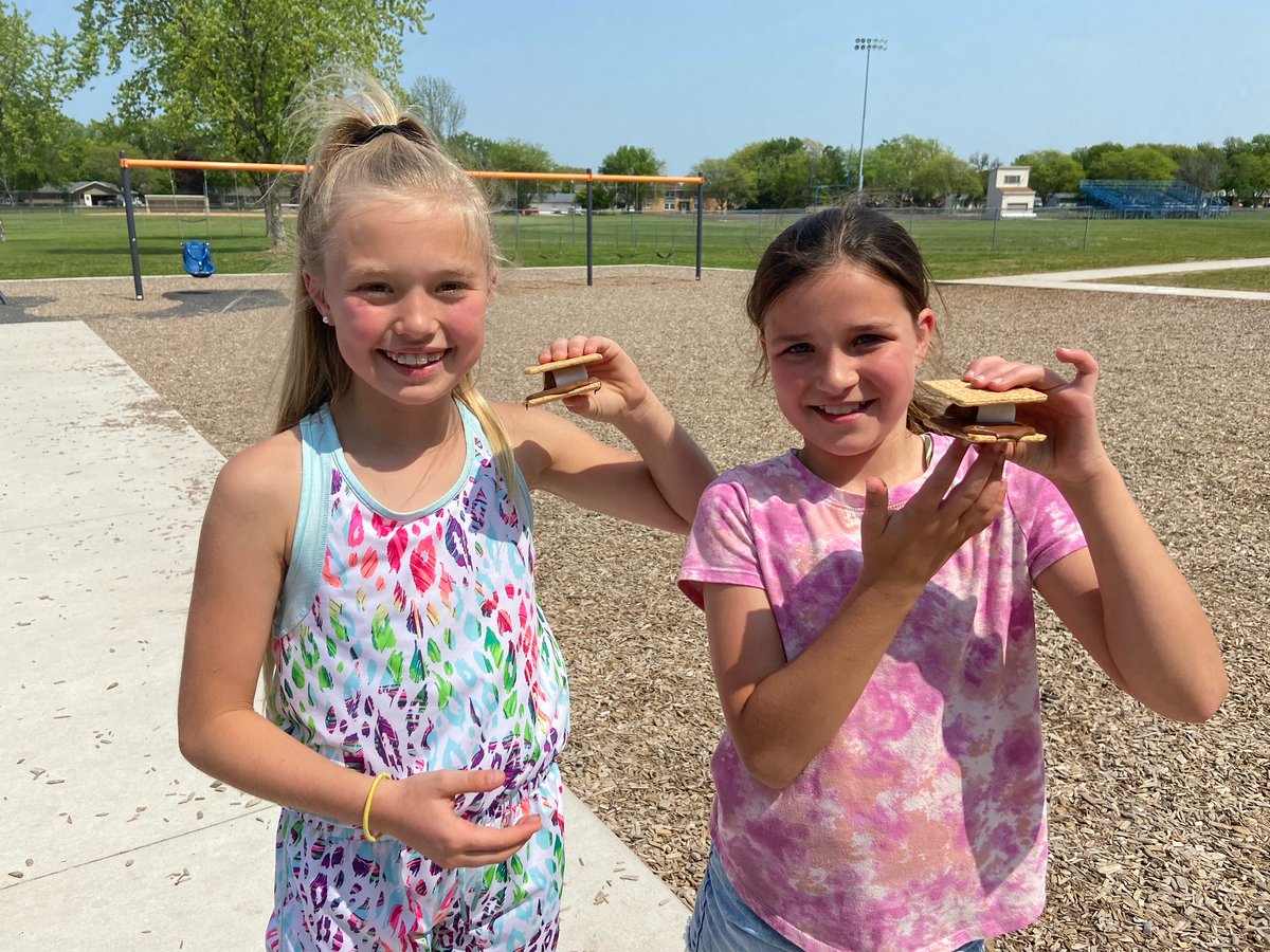 WrightstownCSD's tweet photo. Nothing beats a hot summer day and delicious s'mores, especially when they're made by our brilliant 4th graders in their solar-powered ovens! ☀️🍫🔥

#WCSDStrong https://t.co/260rPUD9aO