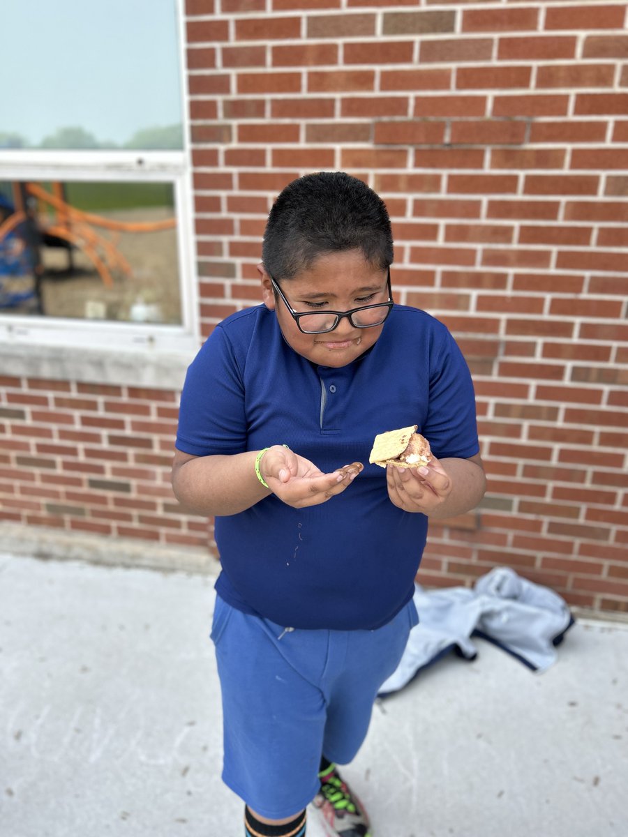 WrightstownCSD's tweet photo. Nothing beats a hot summer day and delicious s'mores, especially when they're made by our brilliant 4th graders in their solar-powered ovens! ☀️🍫🔥

#WCSDStrong https://t.co/260rPUD9aO