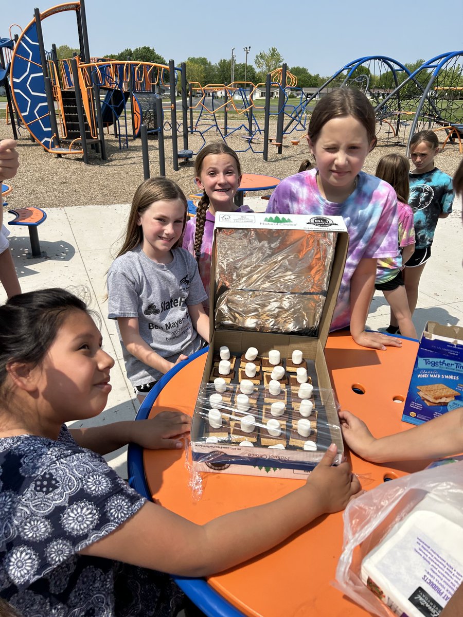 WrightstownCSD's tweet photo. Nothing beats a hot summer day and delicious s'mores, especially when they're made by our brilliant 4th graders in their solar-powered ovens! ☀️🍫🔥

#WCSDStrong https://t.co/260rPUD9aO