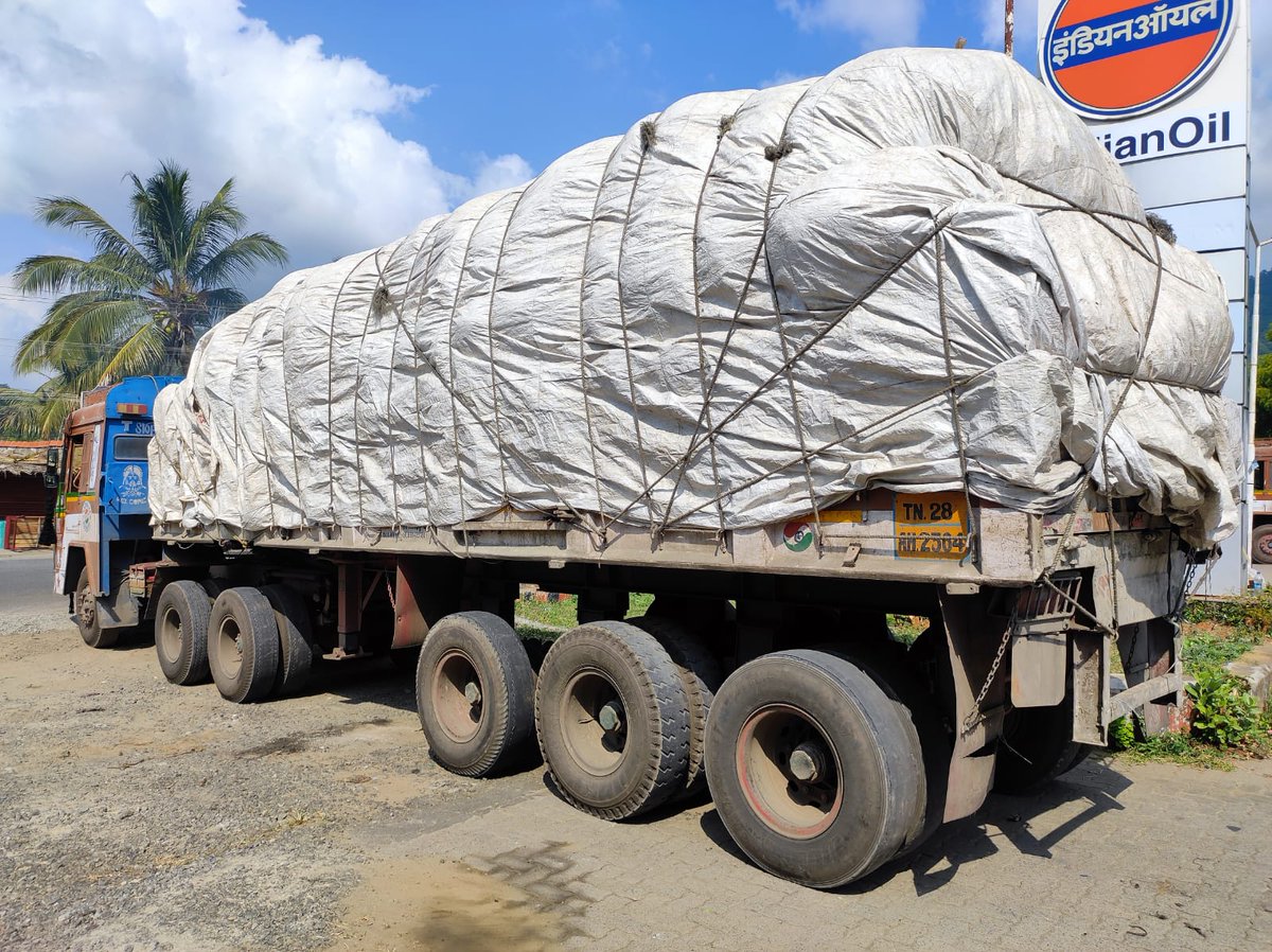 thinak_'s tweet photo. Puliyarai police on Sunday arrested two drivers and seized their trucks for bringing non-biodegradable plastic waste of Kollam Corporation to Tamil Nadu without permit, based on complaint filed by Assistant Engineer of Tamil Nadu Pollution Control Board. https://t.co/scNxx8WopO