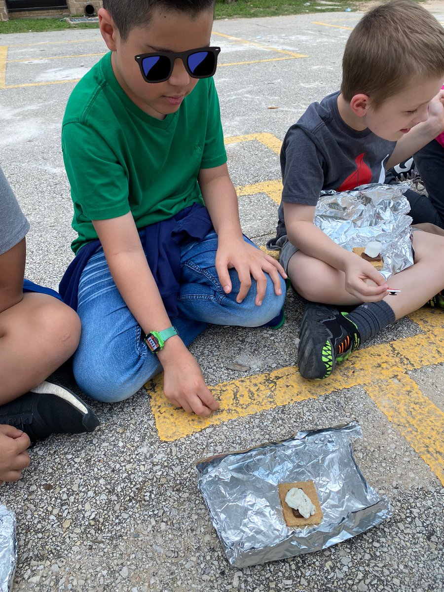 CFISD_Hancock's tweet photo. This is such a great idea! The students were able to tell us how and why their s’mores were melting outside! #ScienceIntegration #ELAR #Writing Thanks for thinking outside the box @MsJAshmore and making learning fun, yet still purposeful! @FelderTamera @CarrieAnneEd https://t.co/gawFfLItvG
