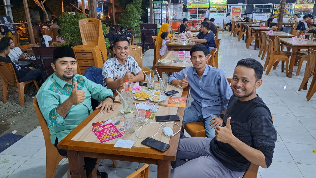 AcehMulia1's tweet photo. Pemuda Kabupaten Simeulue secara khusus bersilaturrahmi dengan Ketua Umum BKPRMI Aceh Dr. Mulia Rahman, S.Pd.I, MA yang juga calon DPD RI asal Aceh (baju hijau) di salah satu warung kopi di kawasan Banda Aceh, selasa 23/5 kemarin.
#AcehMulia
#MuliaRahman
#DPDRIasalAceh https://t.co/hizGCkKUSV