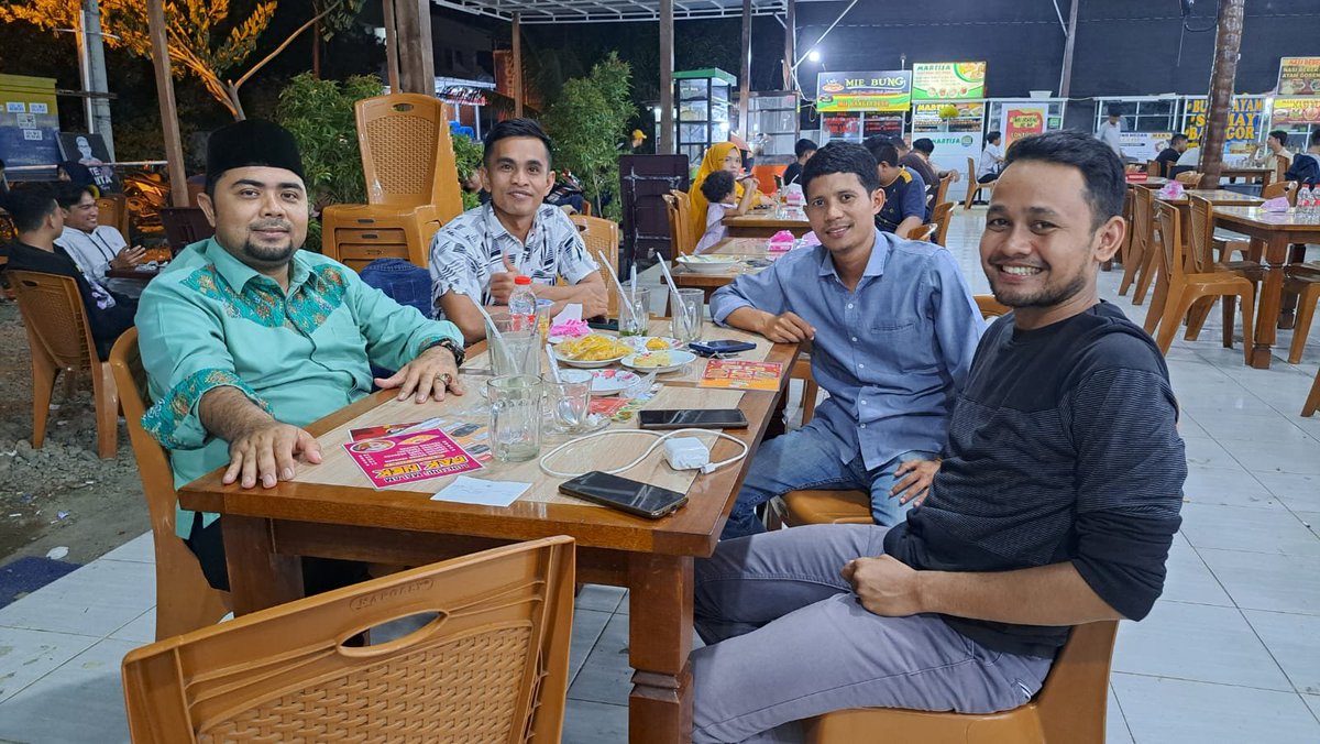 AcehMulia1's tweet photo. Pemuda Kabupaten Simeulue secara khusus bersilaturrahmi dengan Ketua Umum BKPRMI Aceh Dr. Mulia Rahman, S.Pd.I, MA yang juga calon DPD RI asal Aceh (baju hijau) di salah satu warung kopi di kawasan Banda Aceh, selasa 23/5 kemarin.
#AcehMulia
#MuliaRahman
#DPDRIasalAceh https://t.co/hizGCkKUSV