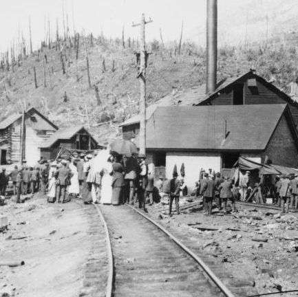 Moments_Canada's tweet photo. The economic and resource benefits of #mining come with a number of costs. In this #Allfor9 article, @Labour_Girl explores 3 of many instances where Canadian mining projects have led to disaster.
Image courtesy of the @UCalgary
https://t.co/Cn9vhCorss https://t.co/XzgYoxjWPn