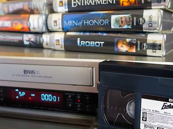 ImagenRetro's tweet photo. Adiós Netflix, hora de sacar a la bestia. https://t.co/9dK8acQqxk