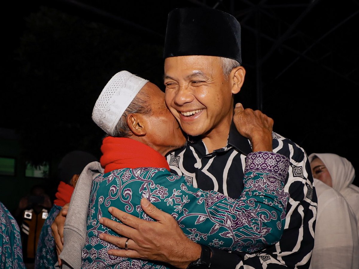 ganjarpranowo's tweet photo. Memang tidak ada yang pernah tahu kapan panggilan ke baitullah tiba untuk kita. Kaya, muda dan kebugaran bukanlah jaminan. 

Siapa yang bakal mengira, seorang pedagang tempe bisa menepati panggilan ilahi ke tanah suci? Padahal penghasilannya pas-pasan. 

Bahkan tidak cuma satu dua simbah-simbah yang menjual sawah demi melaksanakan ibadah di Makah - Madinah. Mereka rela meninggalkan apa saja yang berhubungan dengan dunia demi memenuhi rukun Islam ke lima. 

Ya, pergi haji bagi yang mampu memang bukan sekadar mampu secara material maupun spiritual. Karena ada kesalehan sosial yang mesti dimatangkan. 

Beliau-beliau ini merupakan bagian dari kloter pertama keberangkatan ibadah haji tahun ini. Dari Asrama Haji Donohudan, kita berdoa bersama-sama demi keberkahan untuk semua. 

Selamat menunaikan ibadah haji, saudara-saudaraku. Semoga memperoleh haji yang mabrur.