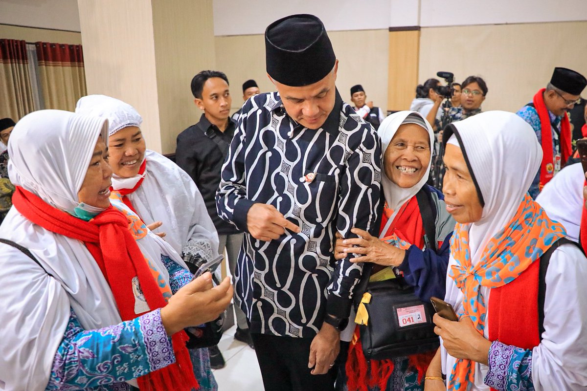 ganjarpranowo's tweet photo. Memang tidak ada yang pernah tahu kapan panggilan ke baitullah tiba untuk kita. Kaya, muda dan kebugaran bukanlah jaminan. 

Siapa yang bakal mengira, seorang pedagang tempe bisa menepati panggilan ilahi ke tanah suci? Padahal penghasilannya pas-pasan. 

Bahkan tidak cuma satu dua simbah-simbah yang menjual sawah demi melaksanakan ibadah di Makah - Madinah. Mereka rela meninggalkan apa saja yang berhubungan dengan dunia demi memenuhi rukun Islam ke lima. 

Ya, pergi haji bagi yang mampu memang bukan sekadar mampu secara material maupun spiritual. Karena ada kesalehan sosial yang mesti dimatangkan. 

Beliau-beliau ini merupakan bagian dari kloter pertama keberangkatan ibadah haji tahun ini. Dari Asrama Haji Donohudan, kita berdoa bersama-sama demi keberkahan untuk semua. 

Selamat menunaikan ibadah haji, saudara-saudaraku. Semoga memperoleh haji yang mabrur.