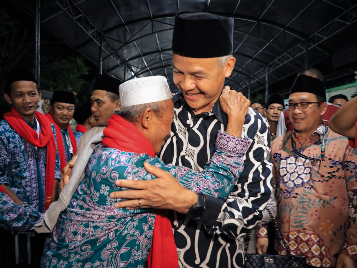 ganjarpranowo's tweet photo. Memang tidak ada yang pernah tahu kapan panggilan ke baitullah tiba untuk kita. Kaya, muda dan kebugaran bukanlah jaminan. 

Siapa yang bakal mengira, seorang pedagang tempe bisa menepati panggilan ilahi ke tanah suci? Padahal penghasilannya pas-pasan. 

Bahkan tidak cuma satu dua simbah-simbah yang menjual sawah demi melaksanakan ibadah di Makah - Madinah. Mereka rela meninggalkan apa saja yang berhubungan dengan dunia demi memenuhi rukun Islam ke lima. 

Ya, pergi haji bagi yang mampu memang bukan sekadar mampu secara material maupun spiritual. Karena ada kesalehan sosial yang mesti dimatangkan. 

Beliau-beliau ini merupakan bagian dari kloter pertama keberangkatan ibadah haji tahun ini. Dari Asrama Haji Donohudan, kita berdoa bersama-sama demi keberkahan untuk semua. 

Selamat menunaikan ibadah haji, saudara-saudaraku. Semoga memperoleh haji yang mabrur.