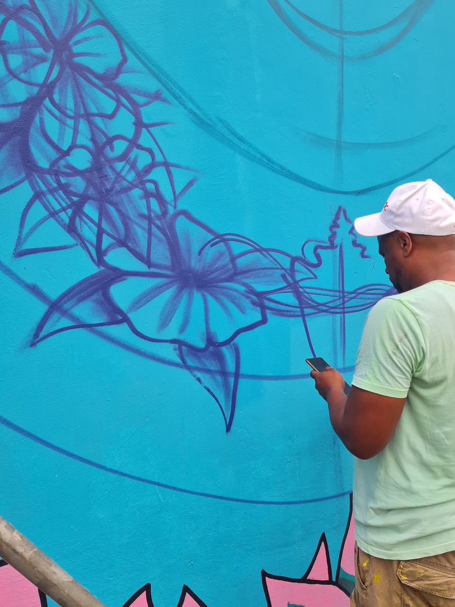 De l'art au #clgJacquelineJulius .. Fresque collaborative poursuivie par le street artiste Oshea .. Bel échange avec les élèves ..et à chaque sonnerie la surprise de voir la fresque évoluée.. <a href="/acmartinique/">Académie de Martinique</a> <a href="/MartiniqueDaac/">DAAC Martinique</a> <a href="/CSchoelcher/">Circonscription de Schoelcher</a> @Suzrenoux #WorkInProgress