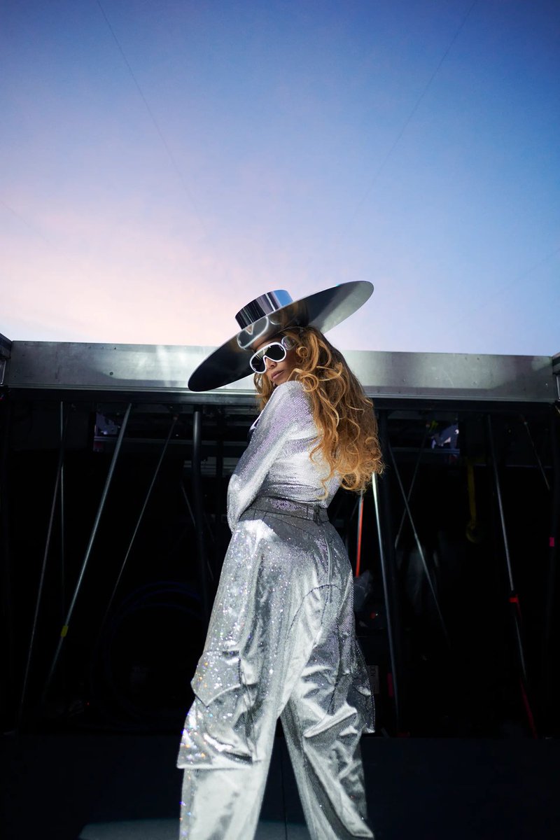 BeyLegion's tweet photo. ￼ 🤍🪩

🎫 https://t.co/gQt79tz5wy #RENAISSANCEWorldTour https://t.co/i4NSAoHxdh