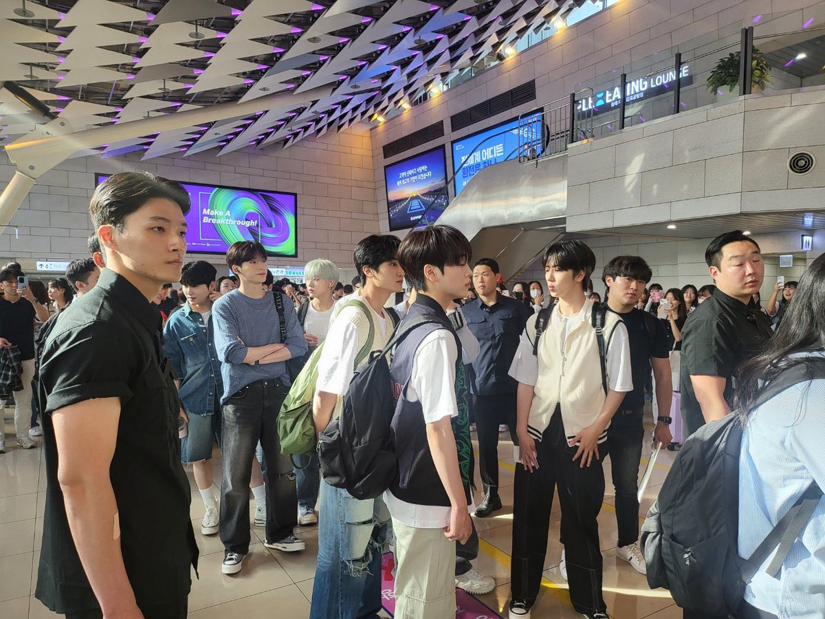 아히발ㅜㅜㅜ원본 보니까 
앞에 010203애들 백팩메고 있어서
엠티인원체크도 어니고
우리 정모 무슨 남중남고 담임같애...
어디로 튈지 몰라서 한시도 정신팔면안되는중