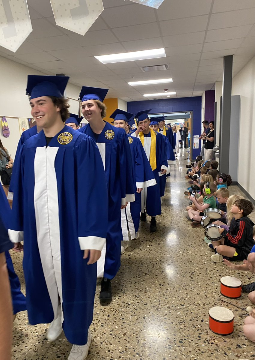 courtneylboyce's tweet image. Congrats Class of 2023! I love the pride even our youngest Blue Devils have for our community. 💙 #gogulllake #glcskellogg #seniorstrut