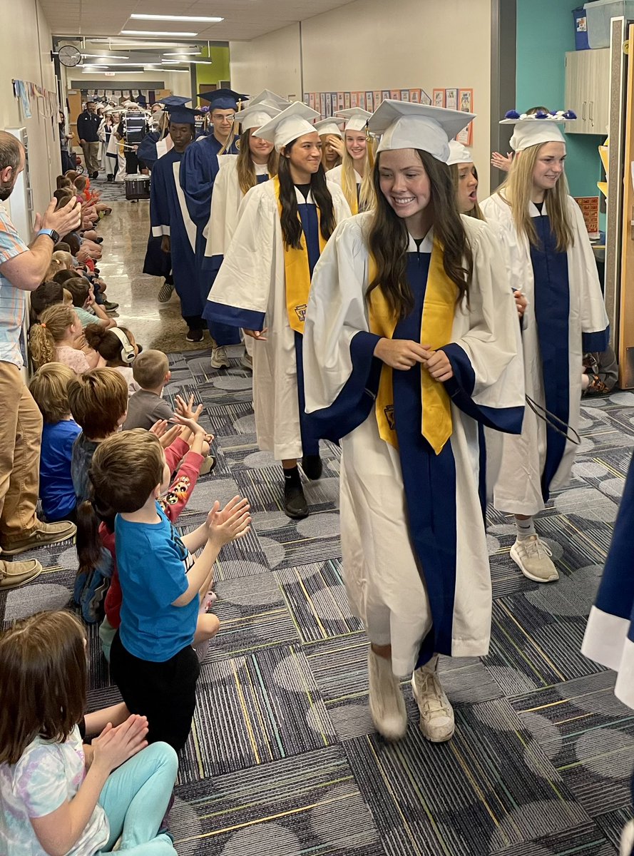courtneylboyce's tweet image. Congrats Class of 2023! I love the pride even our youngest Blue Devils have for our community. 💙 #gogulllake #glcskellogg #seniorstrut