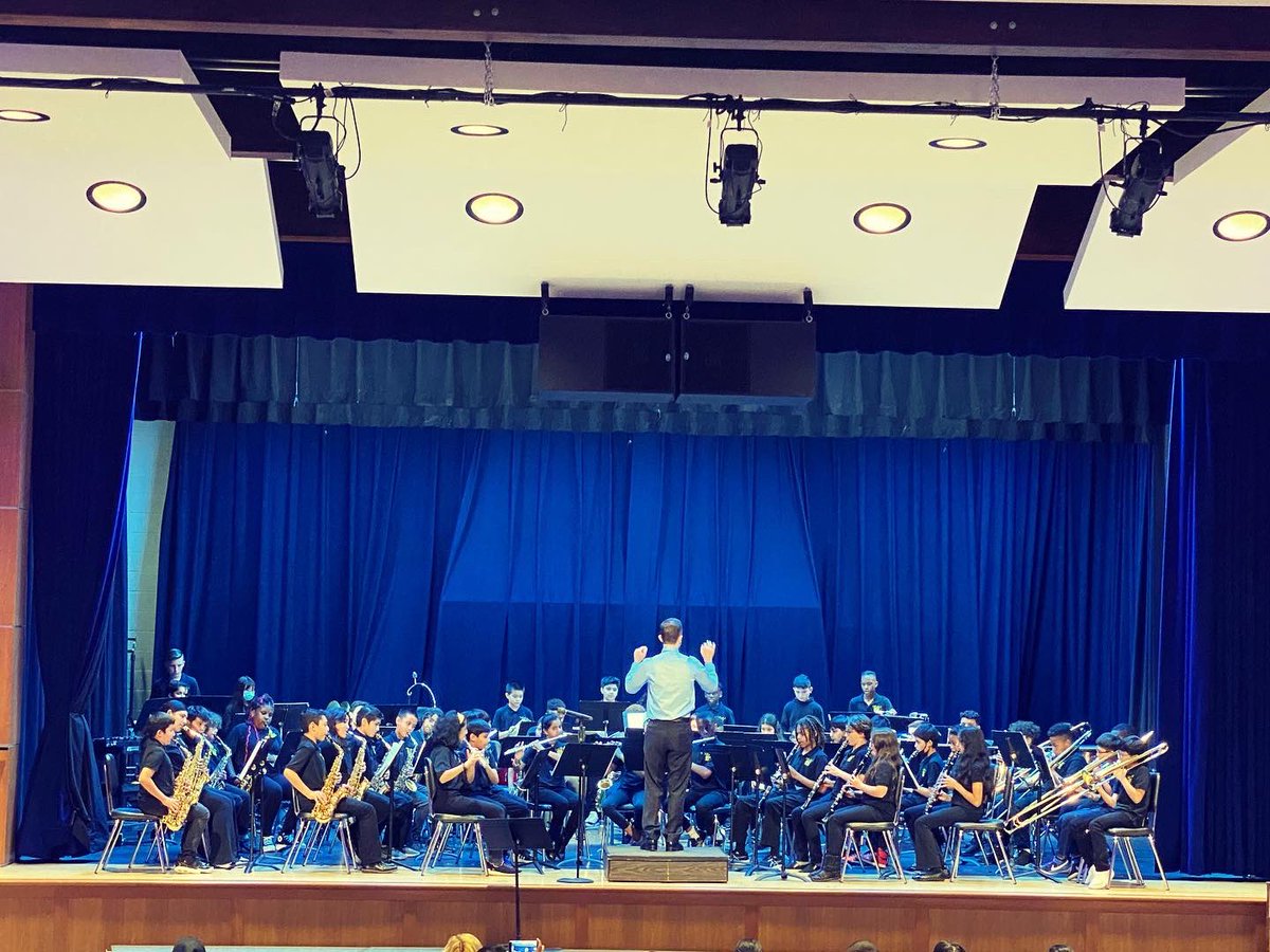PwayArts's tweet photo. The MLK 5th Grade Band was awesome tonight! They even had a special guest principal on triangle! Congratulations to our musicians and a huge thank you to Mr. Plesnarski! #PwayArts https://t.co/2wAFPPG8UU