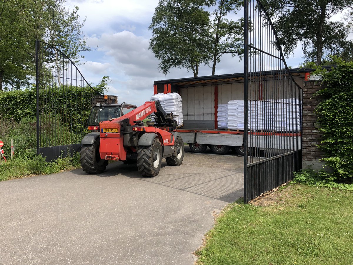 Met hulp van 2 geweldige buren weer een vrachtwagen mout gelost. Onze buurman op Bus haalt onze mout op bij mouterij. En de andere buurman zorgt er voor dat die ook vlot gelost kan worden en wij weer whisky kunnen stoken van onze eigen brouwgerst 🥃🌾 Dankjewel! #teamwork #buren