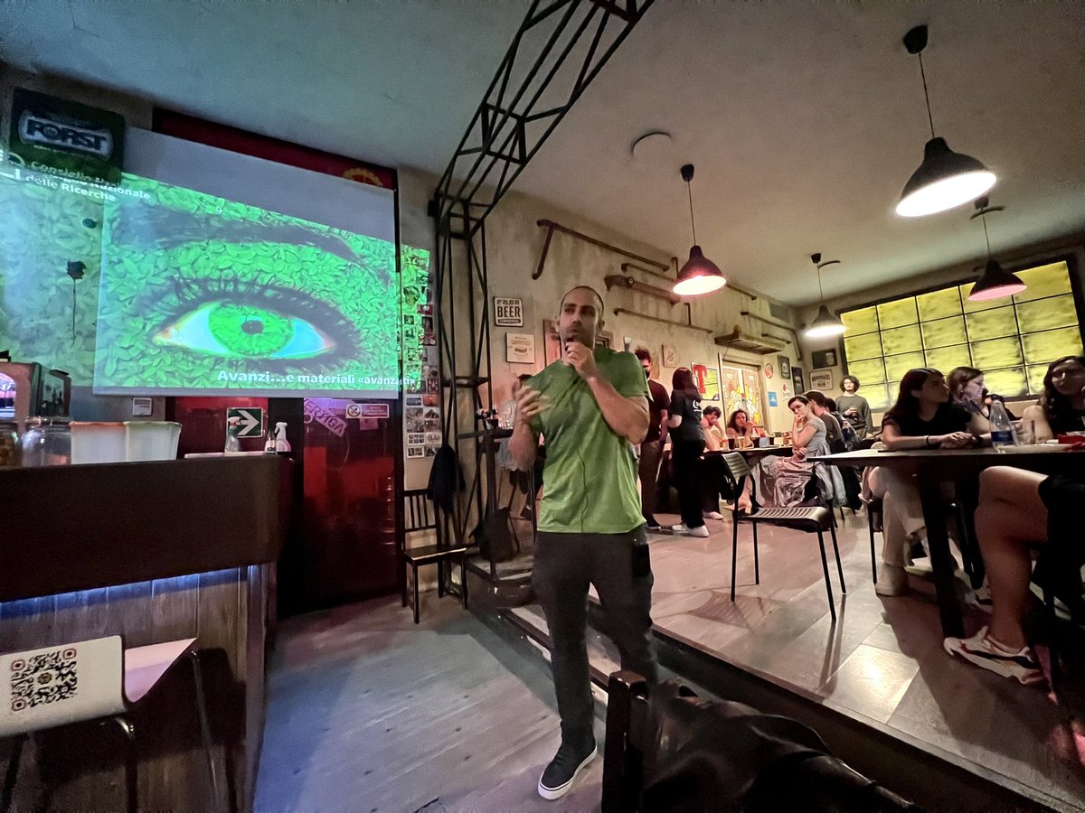 GrattieriLab's tweet photo. Green energy, beer, and supercapacitors in a fascinating talk from @pastufa last night at the #PintOfScience #Bari! @pintsworld #Pint23 @CNRsocial_ @scicultura https://t.co/4XbUOAqbjK