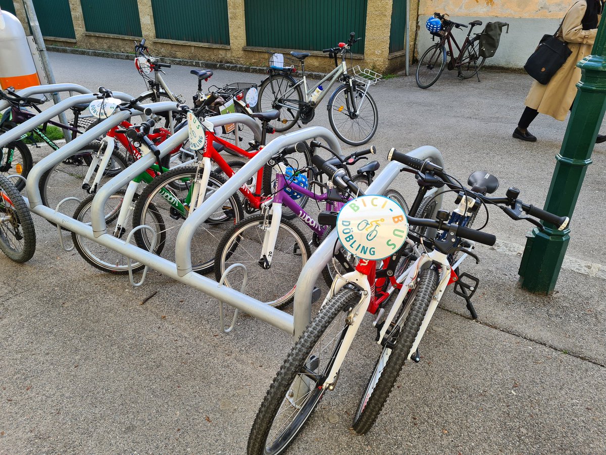 hemmelmair's tweet photo. Am Freitag machen wir Döbling wieder bunter: Der Bici-Bus fährt jetzt monatlich mit fröhlichen Kindern und cooler Musik in die Schule 🚴‍♀️🥳🌞🚴Los geht's um 7:30 am Sieveringer Spitz! #DöblingRadeltSicher @DoeblingRadelt @radlobby @RadelnForFuture @platzfuerwien https://t.co/fE74lFGPb6