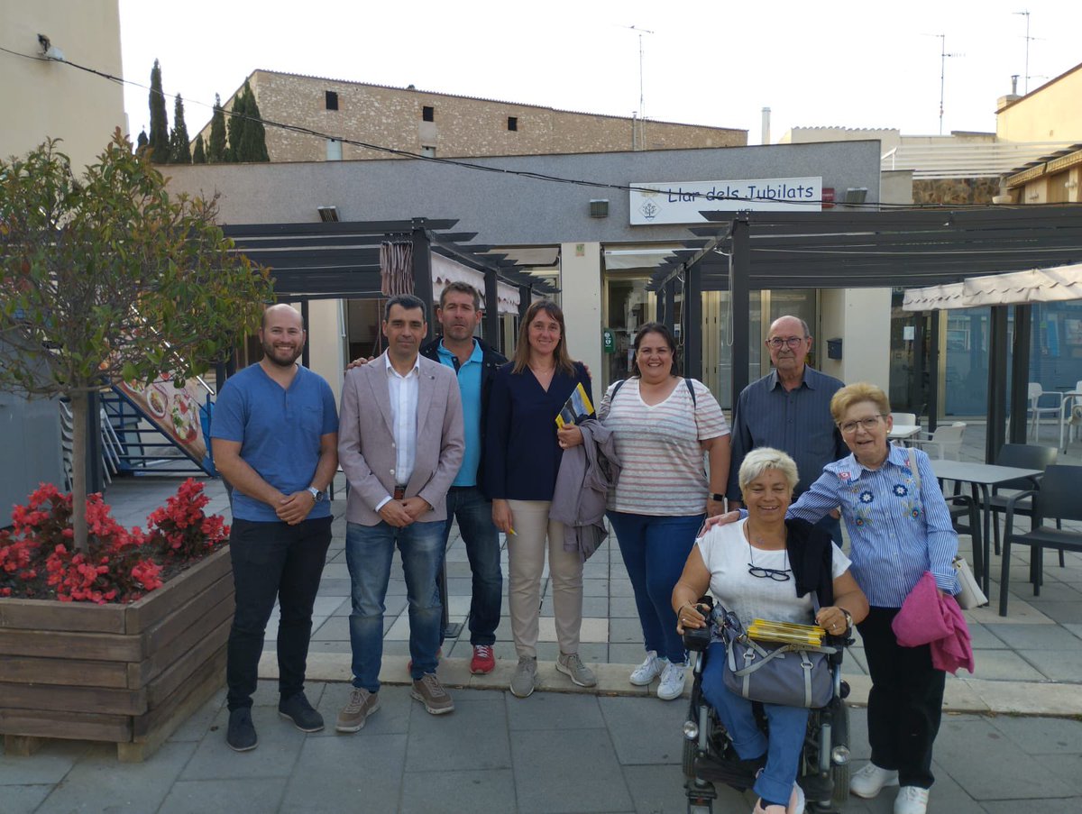 ERCmoradEbre's tweet photo. Ahir vam visitar la Llar de jubilats, acompanyats del senyor Juanma Jaramillo, director territorial de Drets Socials. Vam escoltar als socis i socies, i agafem el compromís de ser propers. Les persones primer. #Móratéfutur #útils #transformemMóradEbre #volemelcanvi https://t.co/2XAVyqFcEm