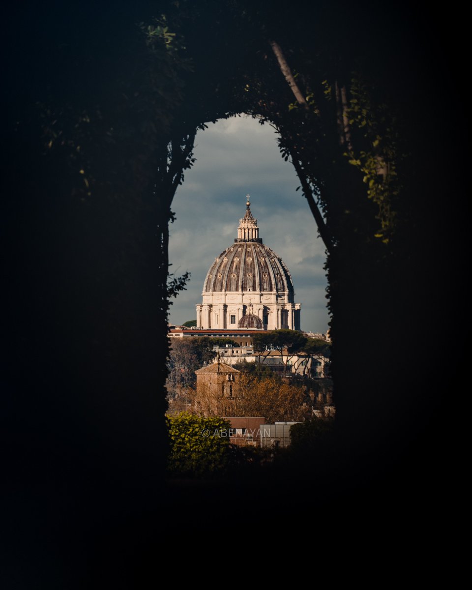 ABenayan's tweet photo. The secret keyhole of Rome 
في باب قديم في روما اذا طليت من فتحة الباب تقدر تشوف st peter dome.
@SonyAlpha #SonyAlpha https://t.co/KiPn07OAh1