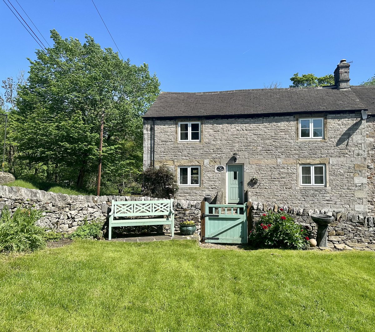 ptkpeakdistrict's tweet photo. Property No 9 Now under Management 😇
With Pass the Keys Peak District
A beautiful 2 Bed Cottage with:
Gardens Front & Rear
Free off road parking (rare in the Peaks)
Smart TV’s throughout
Hi speed WiFi
Secure cellar storage for bikes
#passthekeys #peakdistrict https://t.co/Yzypf2gzC1