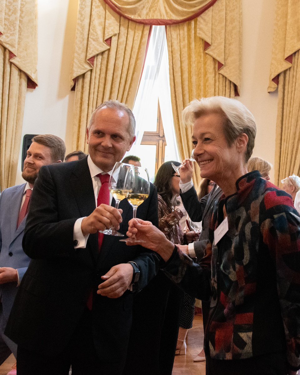 velvyslanec_SRN's tweet photo. Věděli jste, že Německo má celosvětově největší plochu vinic osázených Ryzlinkem a Rulandským bílým? A že je kolébkou ledového vína? 🍇
@weininstitut u nás představil 13 německých vinařských regionů, které se pyšní rozmanitostí a dlouhou tradicí. Tak na zdraví! #winesofgermany https://t.co/PQU3FaGxIs